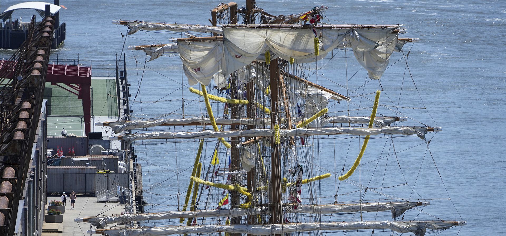 Los mástiles rotos del Cuauhtémoc, un buque escuela de la Armada de México, se ven después de que chocó con el puente de Brooklyn en Nueva York, el lunes 19 de mayo de 2025. (AP Foto/Seth Wenig) Los mástiles rotos del Cuauhtémoc, un buque escuela de la Armada de México, se ven después de que chocó con el puente de Brooklyn en Nueva York, el lunes 19 de mayo de 2025. (AP Foto/Seth Wenig)