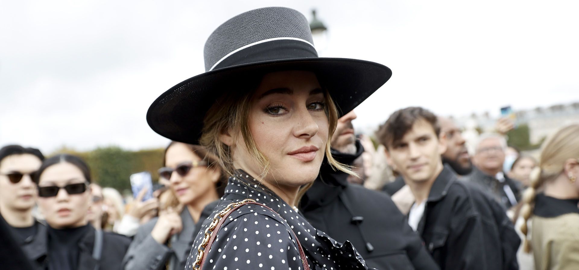 La actriz y productora estadounidense Shailene Woodley llega a la colección de moda prêt-à-porter Primavera/Verano 2023 de Dior presentada el martes 27 de septiembre de 2022 en París.