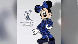 Minnie Mouse cambia su vestido rojo por un traje con pantalón