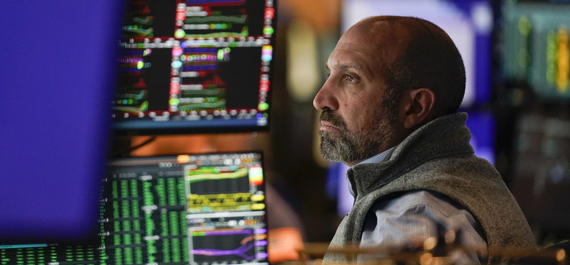 Un operador bursátil observa las pantallas de índices comerciales en el parqué de la Bolsa de Valores de Nueva York, el martes 4 de octubre de 2022.