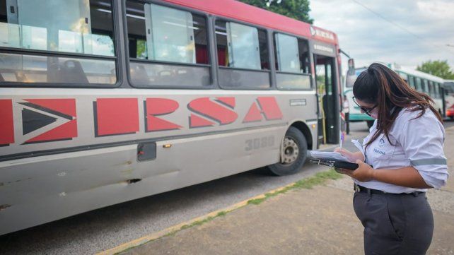 Inspectores municipales actuaron en una inspección de colectivos este lunes para evaluar el mantenimiento de las unidades. Un coche fue retirado de circulación