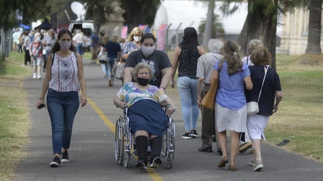 En imágenes: comenzó la vacunación a mayores de 90 años en la ex Rural