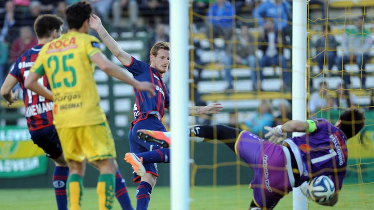 San Lorenzo derrotó a Defensa y no se baja de la lucha por el título