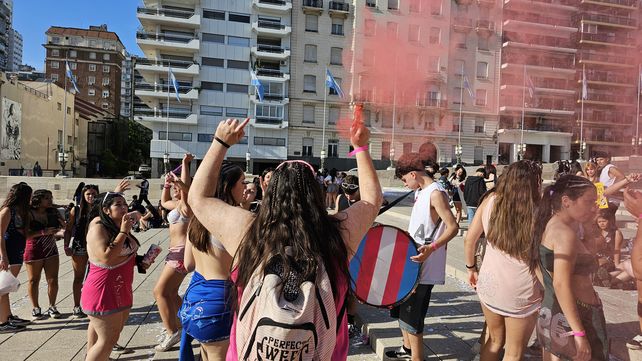 Los festejos de los estudiantes secundarios tienen al Monumento a la Bandera como punto de encuentro.