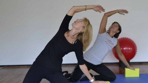 Mirta de Fussi ofrece clases de yoga suave para personas con movilidad reducida
