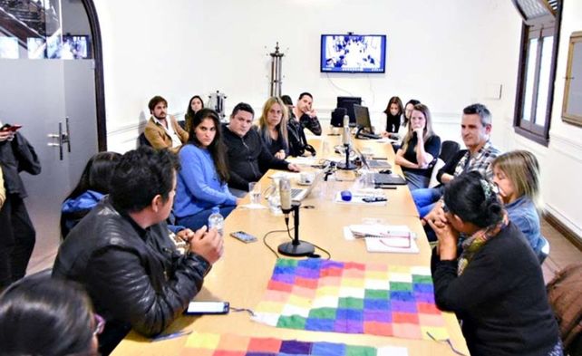Organizaciones sociales originarias e integrantes del comité organizativo cultural de Pueblos Originarios rosarinos en reunión con algunos concejales y concejalas pidiendo presencia de la whipala en actos públicos.