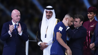 En el palco de autoridades, el presidente Macron trata de consolar a un deprimido Mbappé.