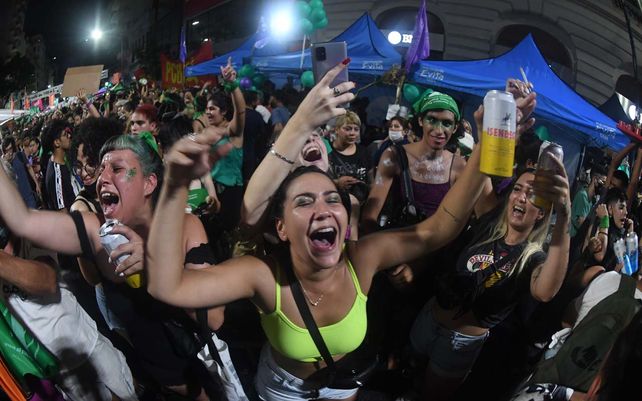 Emoción en los festejos en Argentina por la legalización del aborto