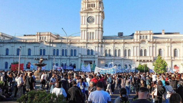 La movilización universitaria terminó en Casa de Gobierno.