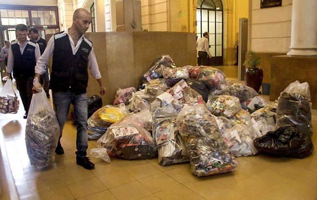 adentro. Inspectores de la Afip y de la Aduana hallaron también juguetes de Violetta y muñecos del Hombre Araña.