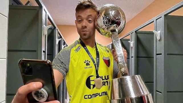 Burián pasó por la Villa Olímpica y esta tarde firmará su contrato con Vélez luego de abandonar Colón. Burián pasó por la Villa Olímpica y esta tarde firmará su contrato con Vélez luego de abandonar Colón.