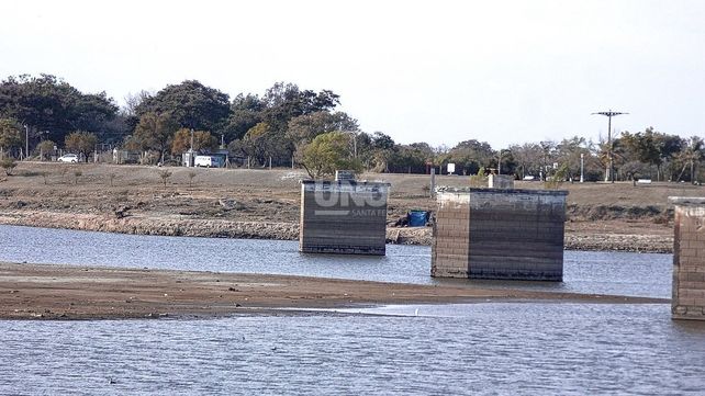 La bajante en la laguna Setubal deja postales históricas.
