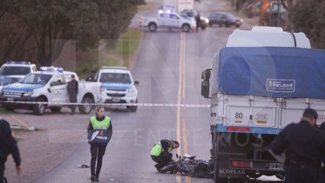 Accidente fatal en Paraná: policía murió tras chocar su moto contra un camión