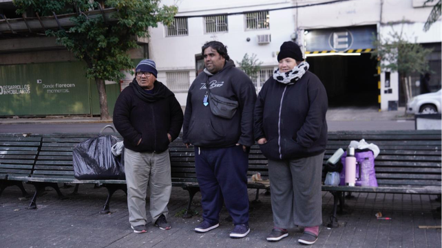 Familia en situación de calle en la plaza de Moreno y Rioja. Adrián