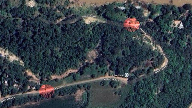 El punto rojo más alejado de la costa marca la tranquera de ingreso al lugar y el que está más cerca es donde estaba la vivienda de los Maldonado.