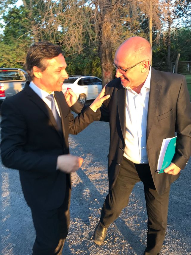 La ronda de los abrazos entre candidatos rompió el hielo en la previa del debate La ronda de los abrazos entre candidatos rompió el hielo en la previa del debate