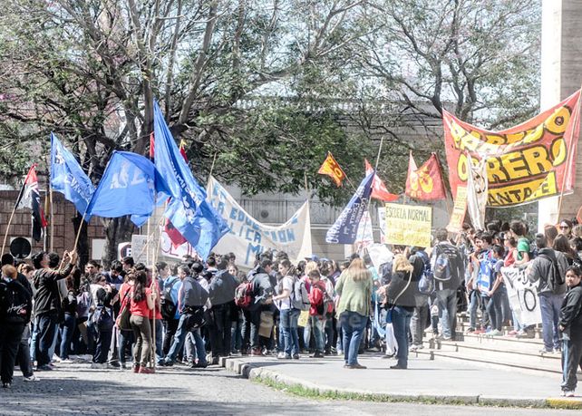 Estudiantes marcharon hacia la municipalidad en protesta del aumento del boleto urbano