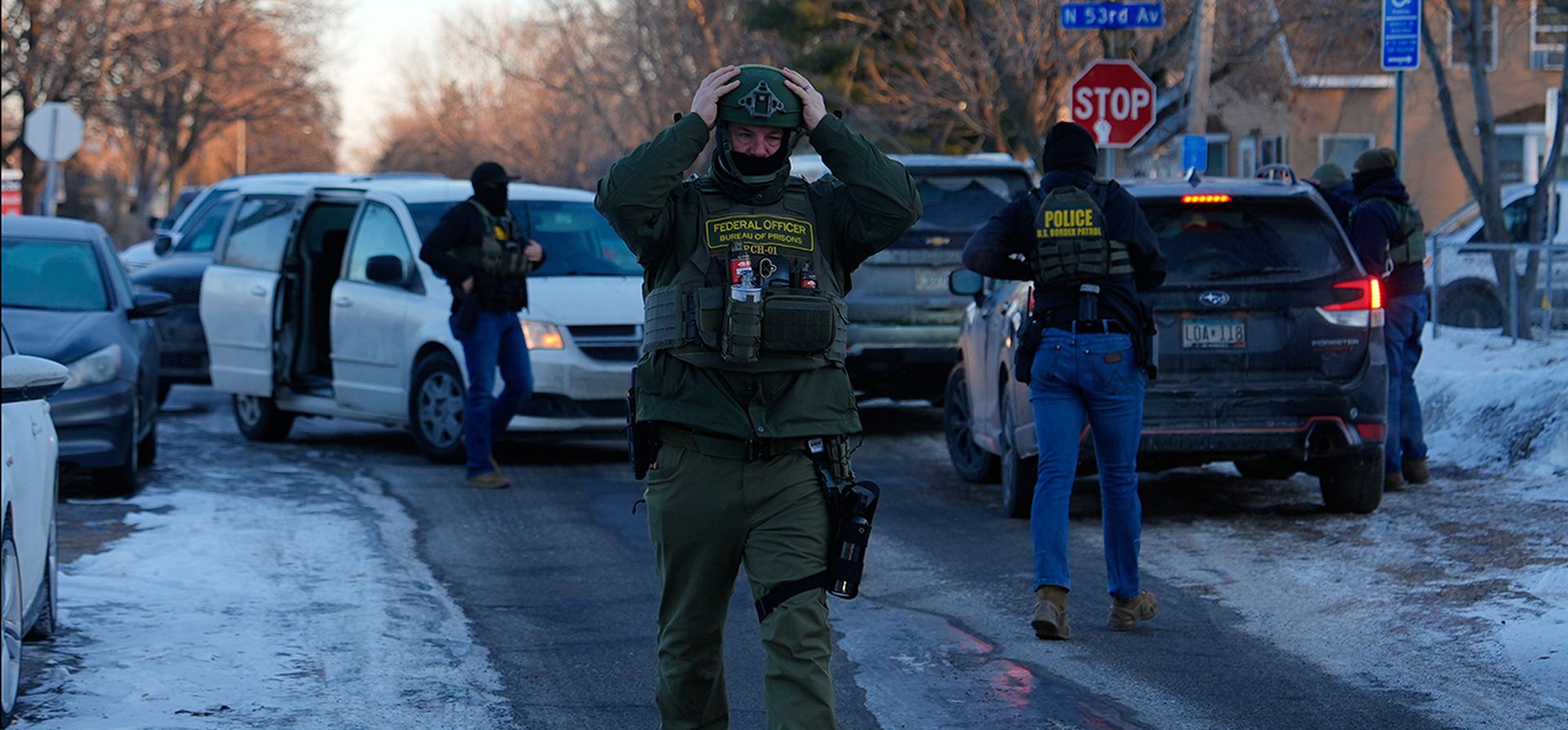 Agentes federales sacaron a personas de un vehículo el miércoles 28 de enero de 2026 en Minneapolis. (Foto AP/Julia Demaree Nikhinson) Agentes federales sacaron a personas de un vehículo el miércoles 28 de enero de 2026 en Minneapolis. (Foto AP/Julia Demaree Nikhinson)