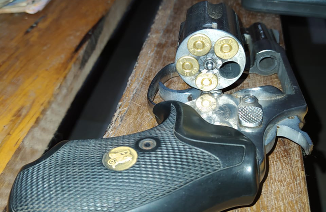 Una de las armas secuestradas en el procedimiento.