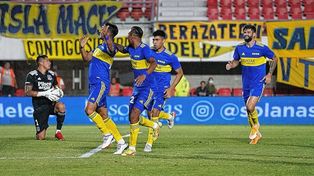 Diego González festeja con sus compañeros el primer gol de Boca.