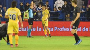 Afuera. El lateral derecho de Central, Martínez, bajó a Prestianni y Zunino le sacó la colorada.