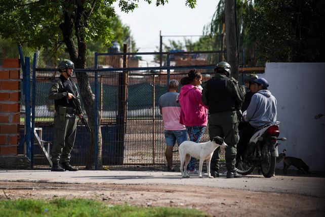 Uno de los accesos a la canchita de fútbol del barrio.