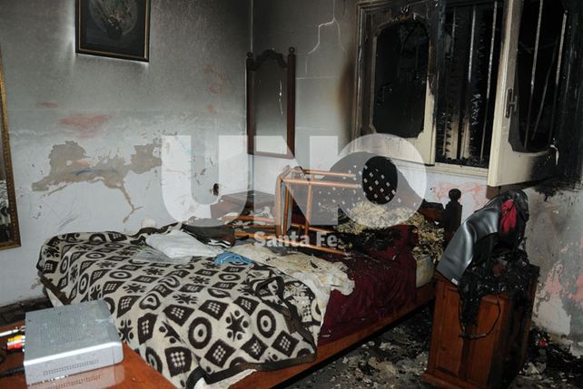 Tres habitaciones de la vivienda quedaron destrozadas.