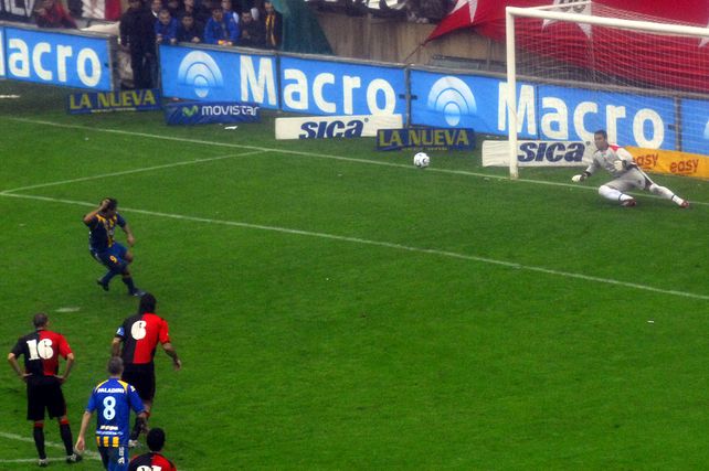 Golazo de Arzuaga. El colombiano vence la resistencia de Villar y decreta el tanto en el triunfo canalla en el clásico de 2007.