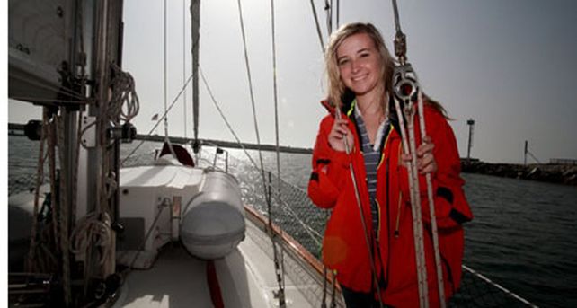 Hallan sana y salva a adolescente que da la vuelta al mundo en velero