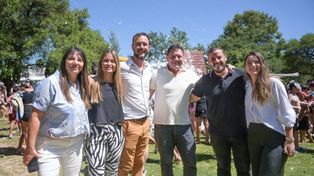 Raimundo y los fucionarios de&nbsp; su equipo, en la última jornada de la colonia.