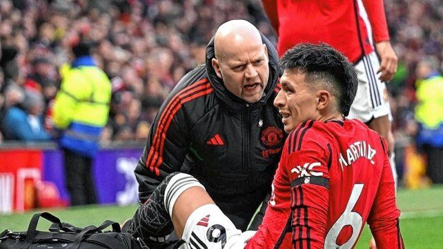 Lisandro Martínez será baja por dos meses.