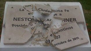 A menos de un mes del estreno del paseo, destruyeron la placa homenaje a Kirchner