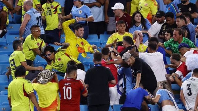 Un hincha Colombiano en plena acción contra el delantero uruguayo Darwin Núñez