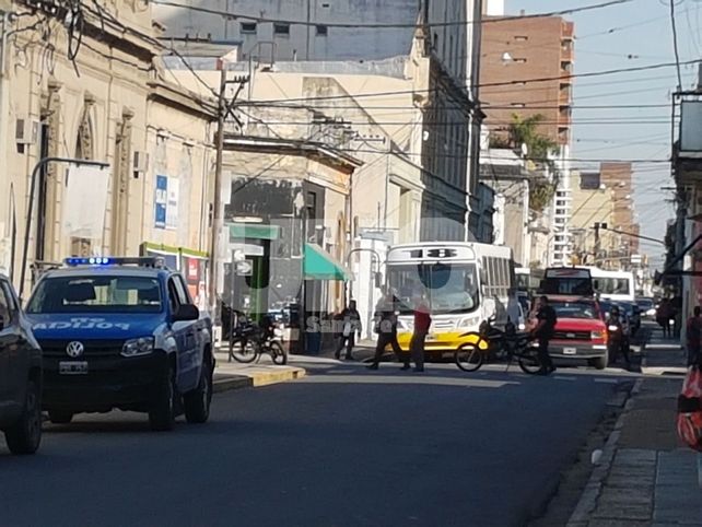 Un colectivero recibió un fierrazo en la cabeza cuando trabajaba en pleno centro santafesino