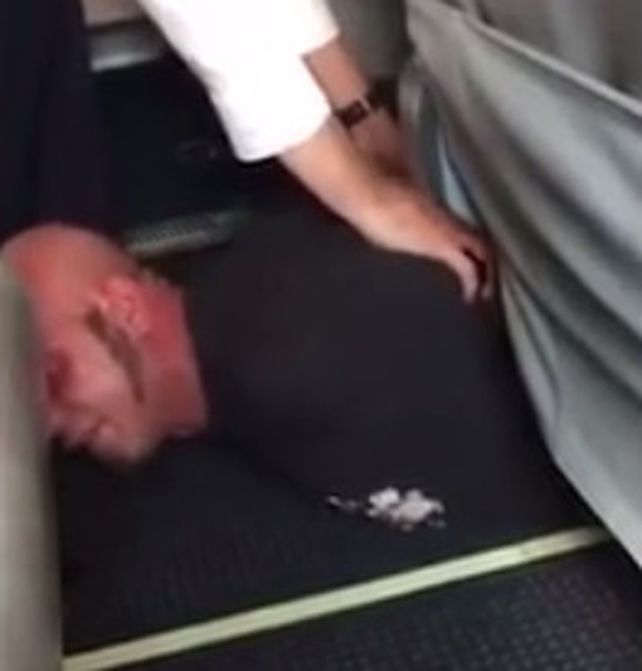 Una pelea en plena vuelo entre un pasajero y un piloto de avión causa pánico