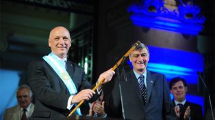 Antonio Bonfatti recibió los atributos de mando en un masivo acto público