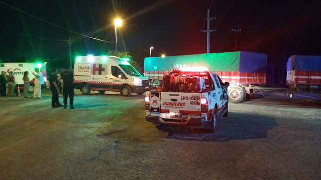 Bomberos Voluntarios de San Lorenzo y personal de salud en el lugar donde ocurrió anoche el trágico siniestro vial