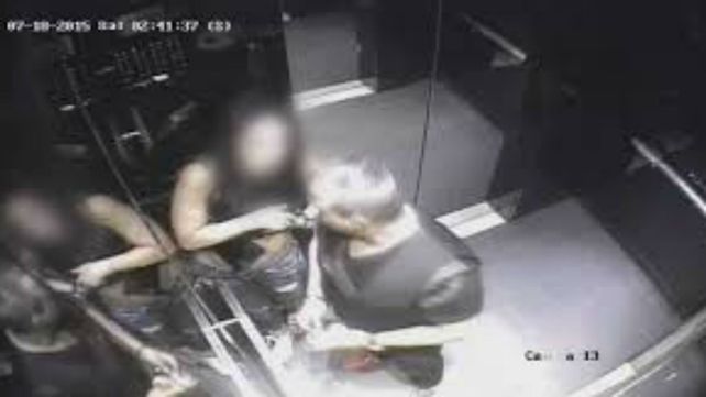 Una de las cámaras que captó a la chica en estado de ebriedad junto al abusador