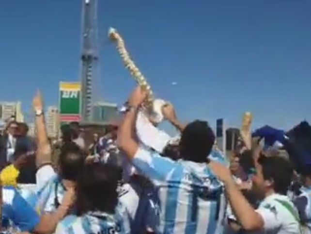 Argentinos en Brasil le cantan a la columna de Neymar