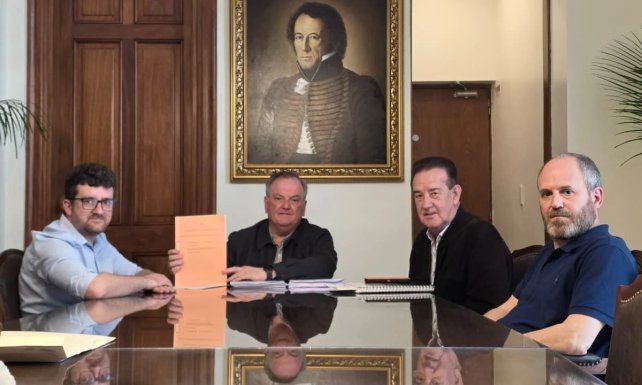 Felipe Michlig revisó los números junto a Ofilio Marcón.