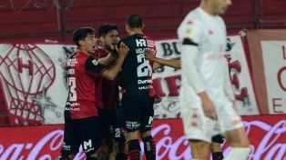Juan Sforza celebra el gol con el que Recalde abrió la cuenta Newells ante Huracán. En el final del partido fue expulsado.