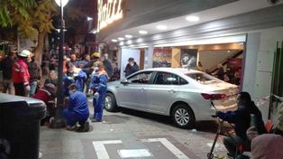 Un auto chocó contra un teatro en Mendoza y dejó múltiples heridos