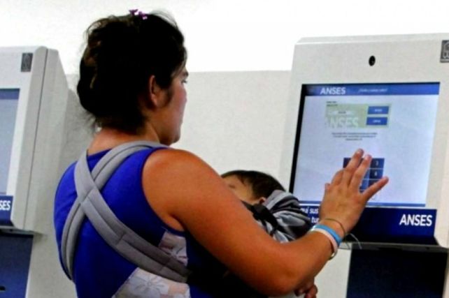 El gobierno anunció un plus para beneficiarios de la AUH: abonará unos 12 mil pesos por grupo familiar