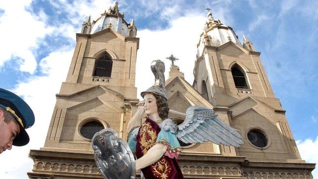 San Miguel Arcángel puede traducirse como “jefe de los ángeles”. A las 16 inicia la procesión en honor al patrono de Entre Ríos. A las 18 toca la Banda de Policía&nbsp; 