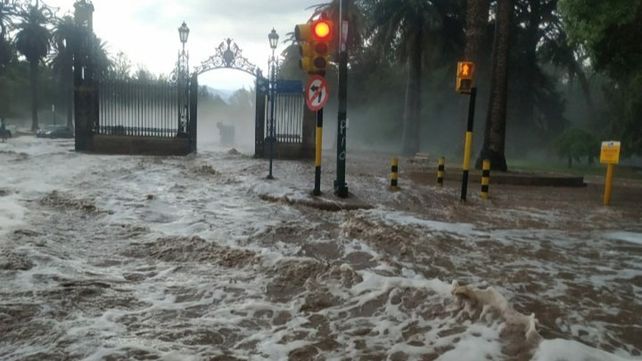 Después del granizo, una gran tormenta convirtió las calles de Mendoza en un río