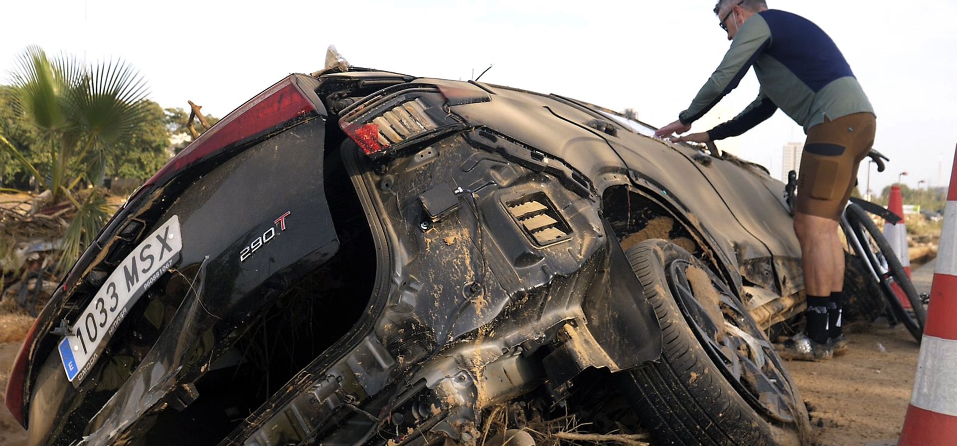 Jorge Tarazona coloca un cartel en un automóvil en Paiporta, Valencia, España, el miércoles 5 de noviembre de 2024, donde su sobrina de tres años y su cuñada murieron en las inundaciones de la semana pasada en el este de España. (Foto AP/Paolo Santalucia) Jorge Tarazona coloca un cartel en un automóvil en Paiporta, Valencia, España, el miércoles 5 de noviembre de 2024, donde su sobrina de tres años y su cuñada murieron en las inundaciones de la semana pasada en el este de España. (Foto AP/Paolo Santalucia)