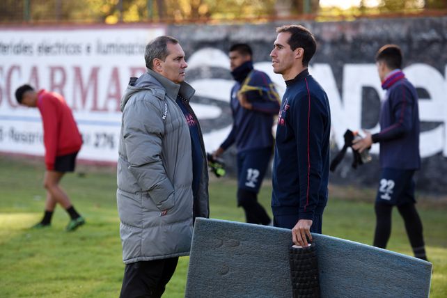 DT y capitán. Malvestiti saluda a Paulo Killer en la previa del entrenamiento en el Gabino Sosa.