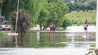 Por el temporal evacuaron familias, la red vial se anegó y un puente colapsó