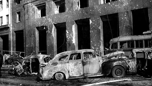 Daños del ataque producido contra inmediaciones de la Plaza de Mayo, golpe militar de 1955. 