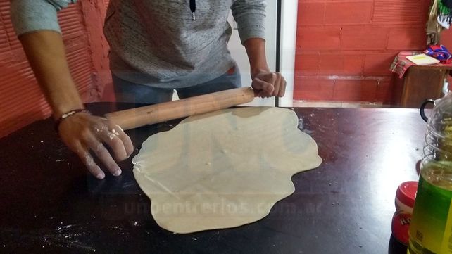 Marcelo es venezolano, llegó a Paraná hace cinco meses y vende tequeños para ayudar a su familia